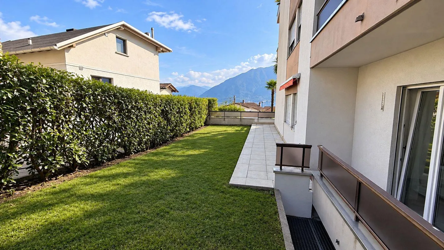 MINUSIO – APPARTEMENT SPACIEUX AVEC JARDIN PRIVÉ, GRAND BALCON ET VUE PARTIELLE SUR LE LAC - Photo 5 sur 23