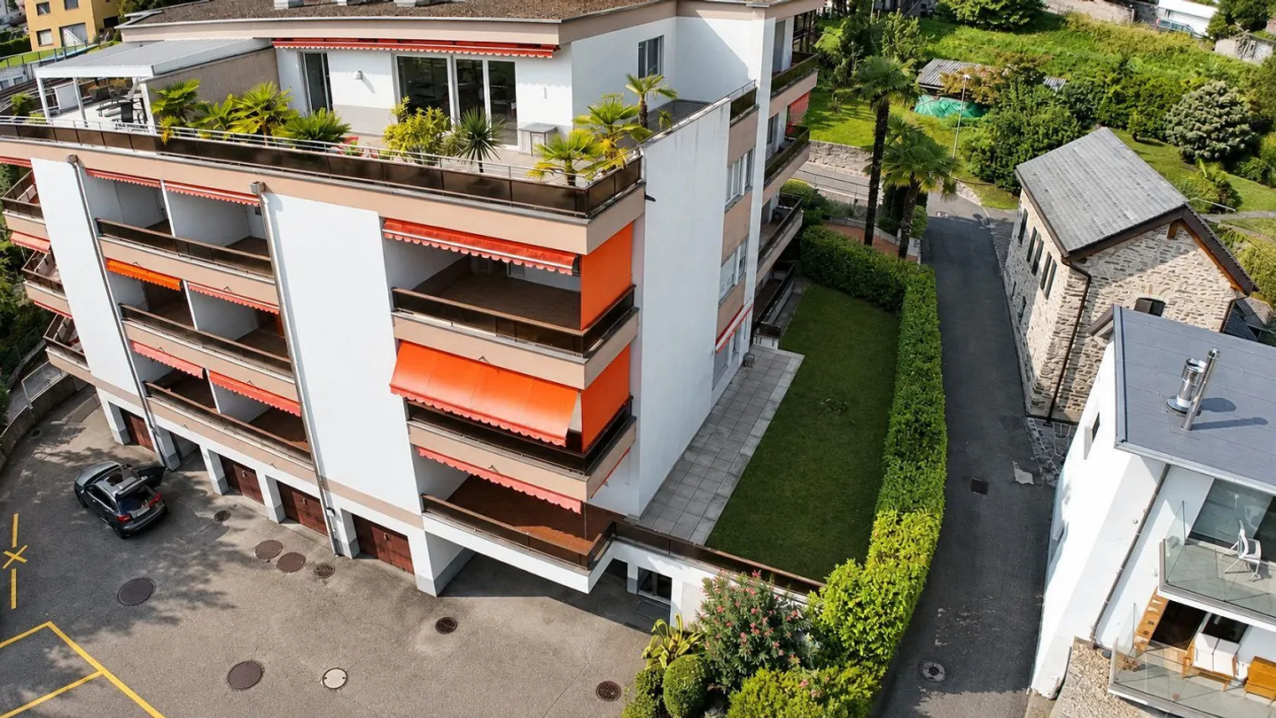 MINUSIO – APPARTEMENT SPACIEUX AVEC JARDIN PRIVÉ, GRAND BALCON ET VUE PARTIELLE SUR LE LAC - Photo 8 sur 23