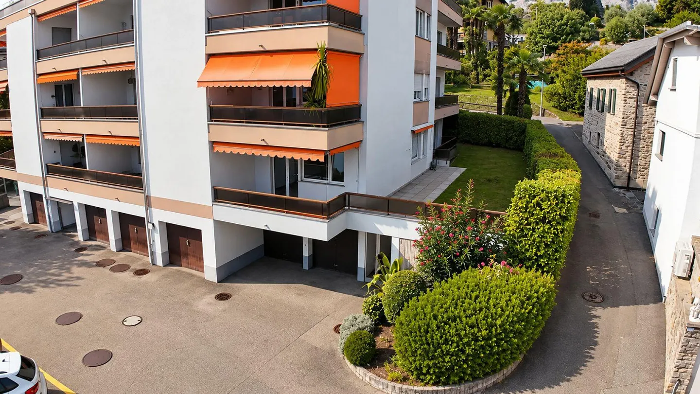 MINUSIO – APPARTEMENT SPACIEUX AVEC JARDIN PRIVÉ, GRAND BALCON ET VUE PARTIELLE SUR LE LAC - Photo 9 sur 23