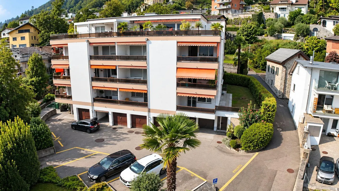 MINUSIO – APPARTEMENT SPACIEUX AVEC JARDIN PRIVÉ, GRAND BALCON ET VUE PARTIELLE SUR LE LAC - Photo 11 sur 23