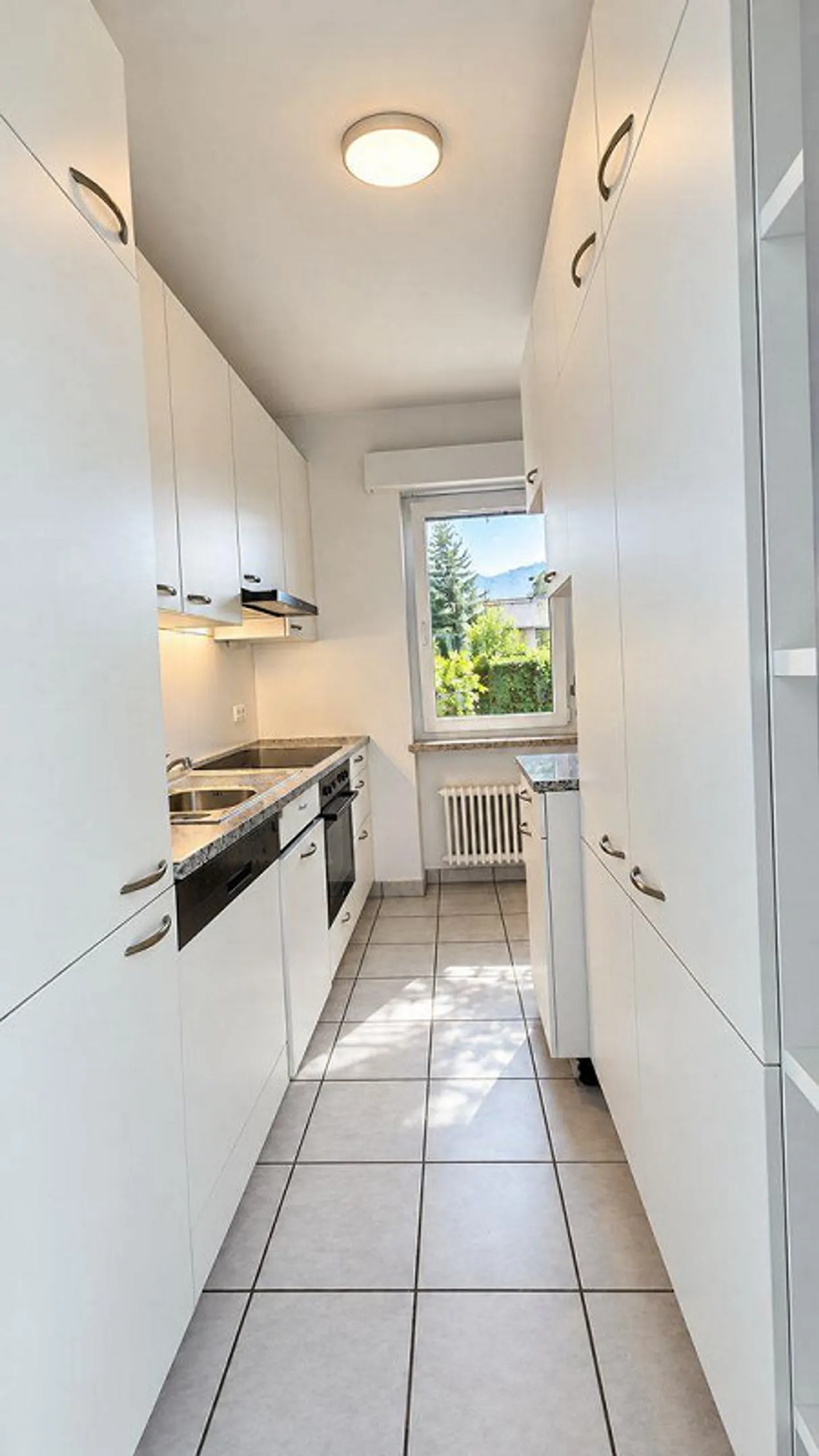 MINUSIO – APPARTEMENT SPACIEUX AVEC JARDIN PRIVÉ, GRAND BALCON ET VUE PARTIELLE SUR LE LAC - Photo 12 sur 23