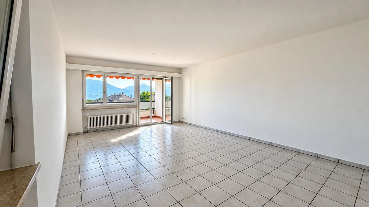 MINUSIO – APPARTEMENT SPACIEUX AVEC JARDIN PRIVÉ, GRAND BALCON ET VUE PARTIELLE SUR LE LAC - Photo 13 sur 23