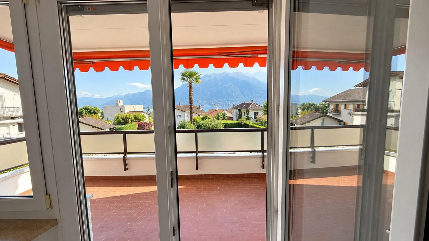 MINUSIO – APPARTEMENT SPACIEUX AVEC JARDIN PRIVÉ, GRAND BALCON ET VUE PARTIELLE SUR LE LAC - Photo 16 sur 23