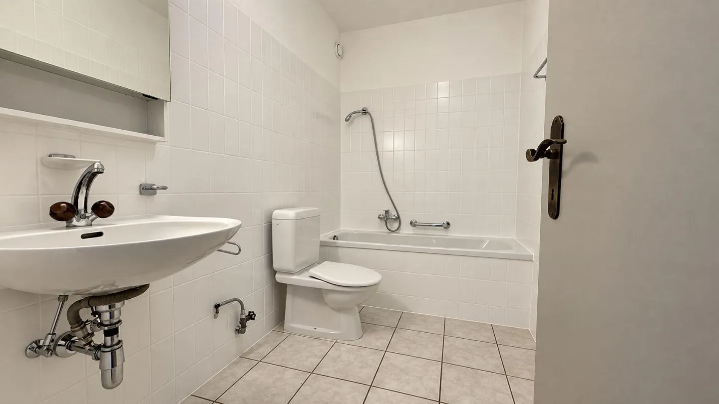 MINUSIO – APPARTEMENT SPACIEUX AVEC JARDIN PRIVÉ, GRAND BALCON ET VUE PARTIELLE SUR LE LAC - Photo 18 sur 23