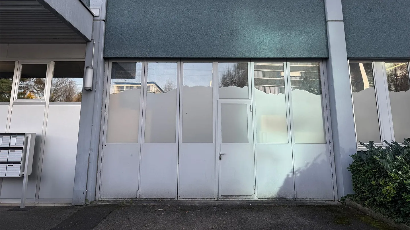 Attraktive Gewerbefläche für Produktion und Lager mit Hebebühne im Erdgeschoss - Foto 3 von 8