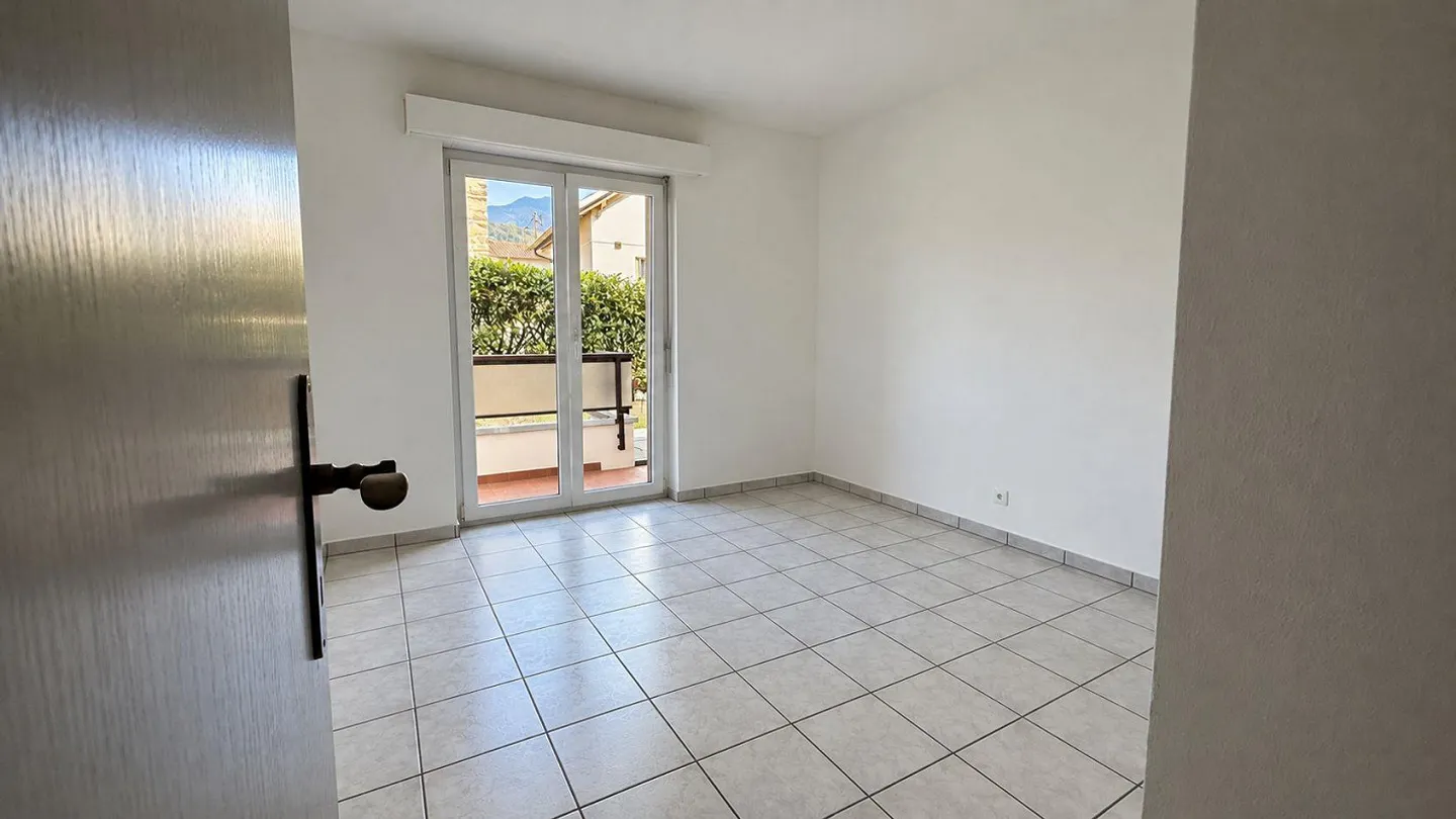 MINUSIO – APPARTEMENT SPACIEUX AVEC JARDIN PRIVÉ, GRAND BALCON ET VUE PARTIELLE SUR LE LAC - Photo 22 sur 23