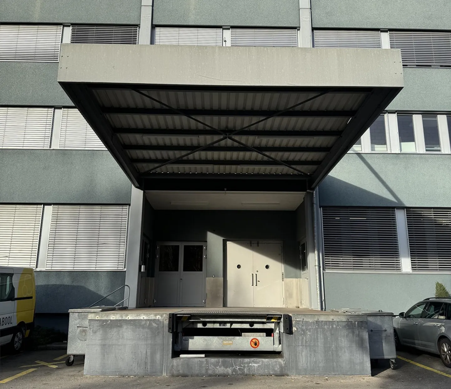 Attraktive Gewerbefläche für Produktion und Lager mit Hebebühne im Erdgeschoss - Foto 4 von 8