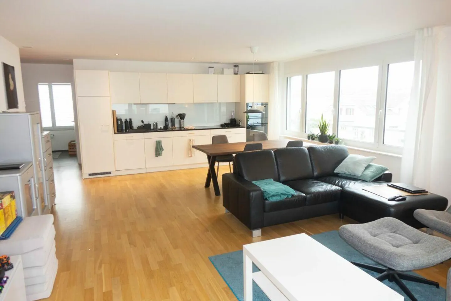 Appartamento moderno con balcone soleggiato - Foto 2 di 8