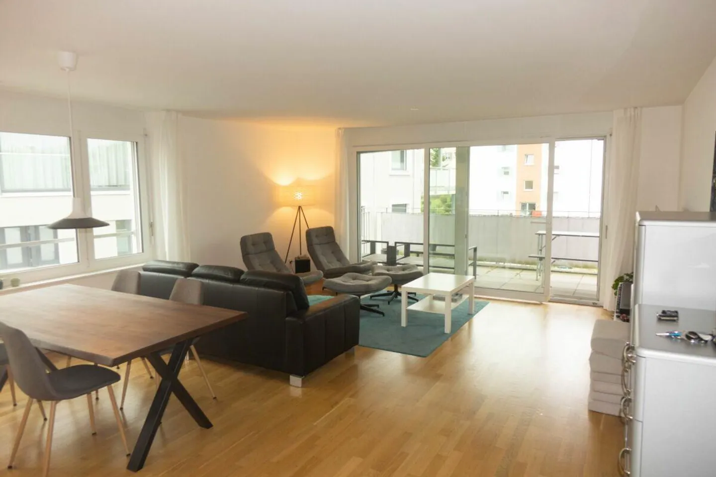 Appartamento moderno con balcone soleggiato - Foto 3 di 8