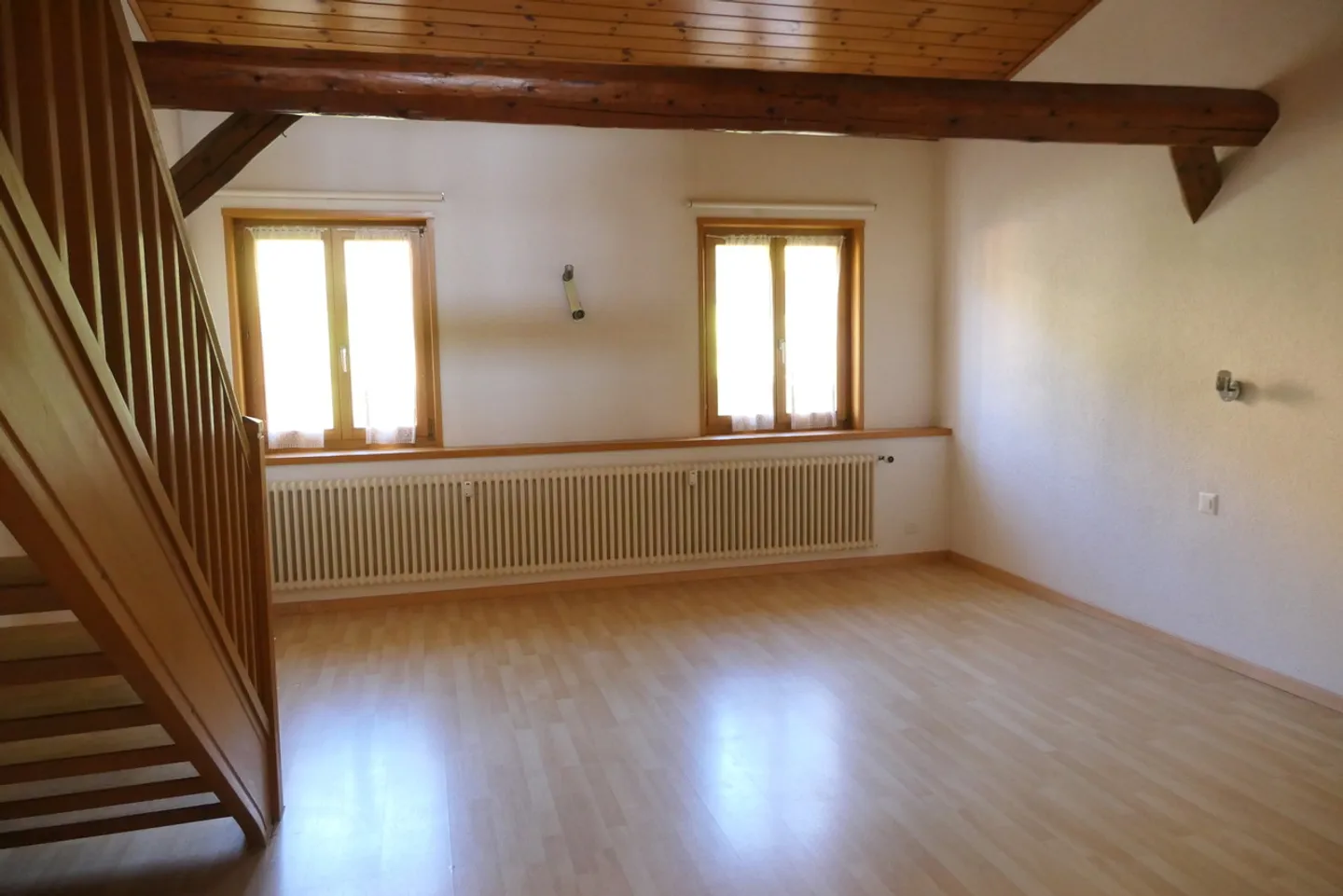 Appartement duplex pour location à Le Sentier, bien entretenu dans un environnement résidentiel calme. - Photo 3 sur 7