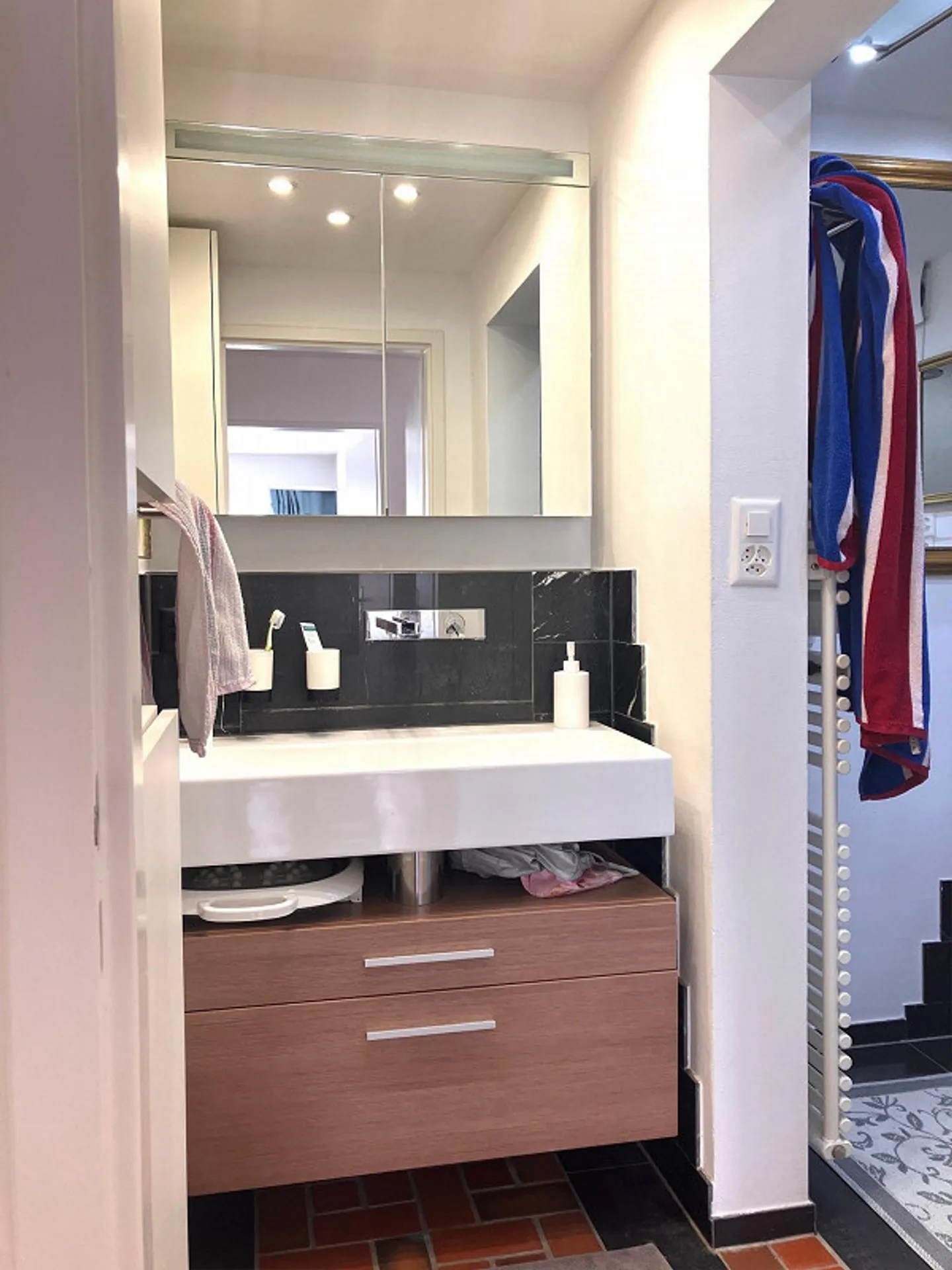 Appartamento ristrutturato con vista lago - Foto 8 di 10