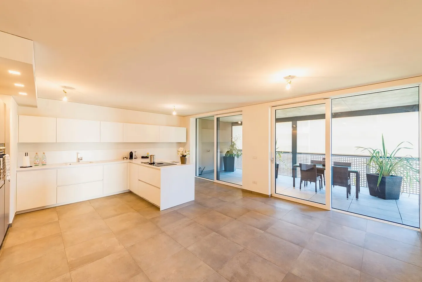 Modern Apartment with Terrace - Photo 3 of 10