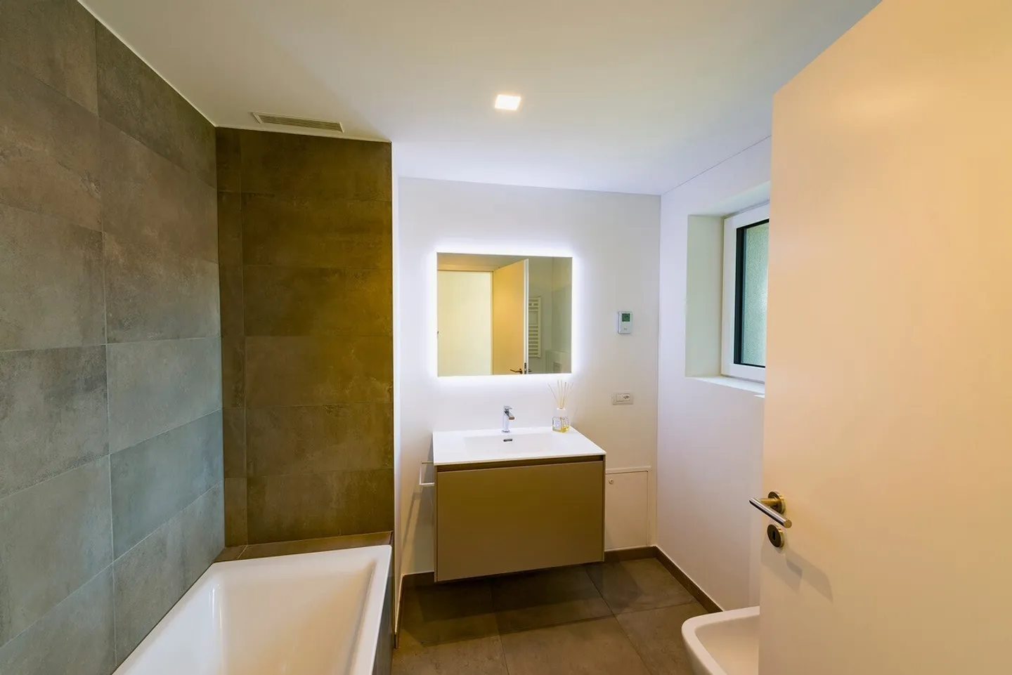 Modern Apartment with Terrace - Photo 8 of 10