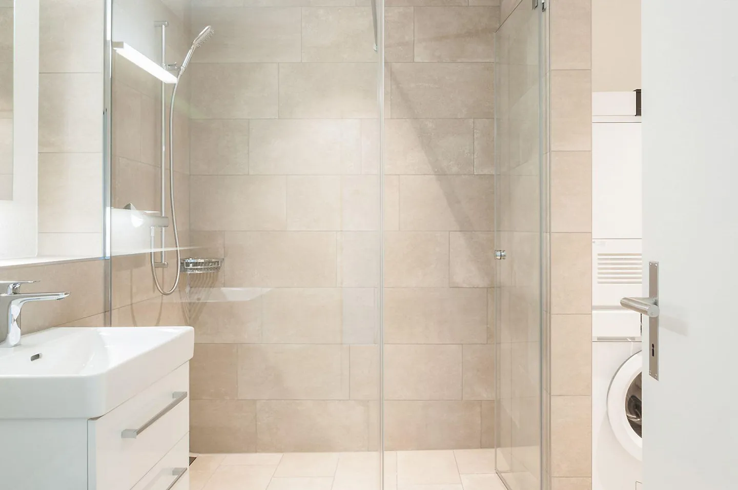 Attractive apartment waiting for charming singles - Photo 2 of 7