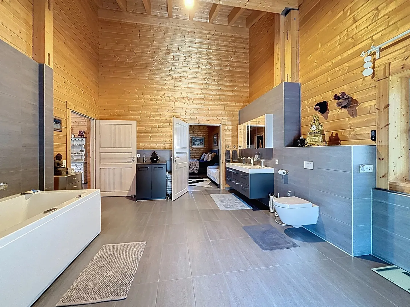 Luxurious and Unconventional Chalet with Panoramic View - Photo 14 of 17