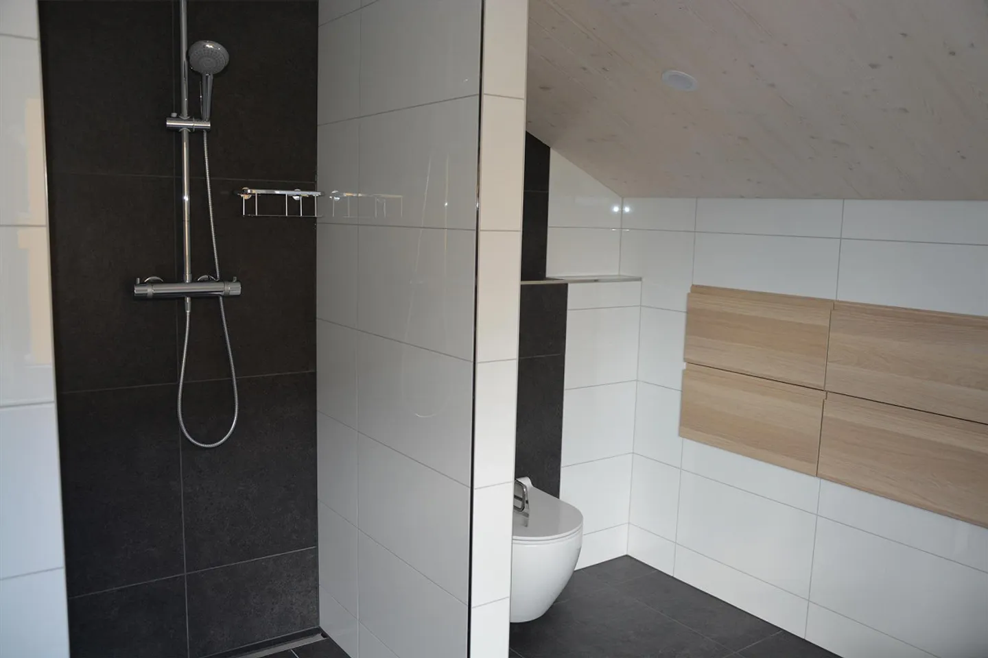 Spaziosa casa moderna di 6 1/2 stanze nella migliore posizione - Foto 14 di 30