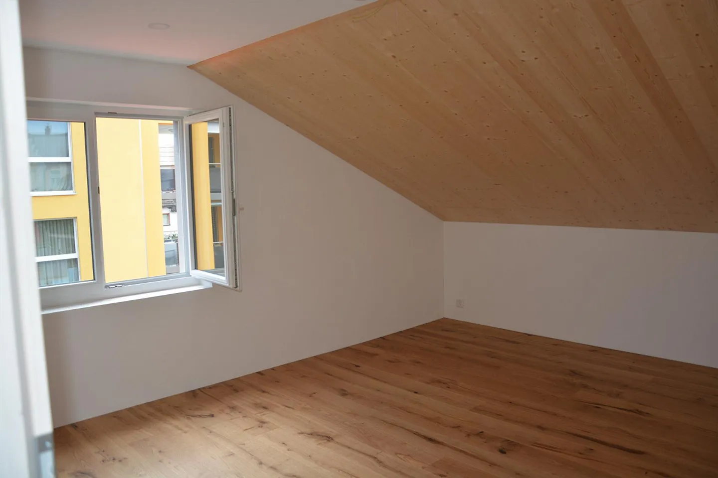 Spaziosa casa moderna di 6 1/2 stanze nella migliore posizione - Foto 16 di 30