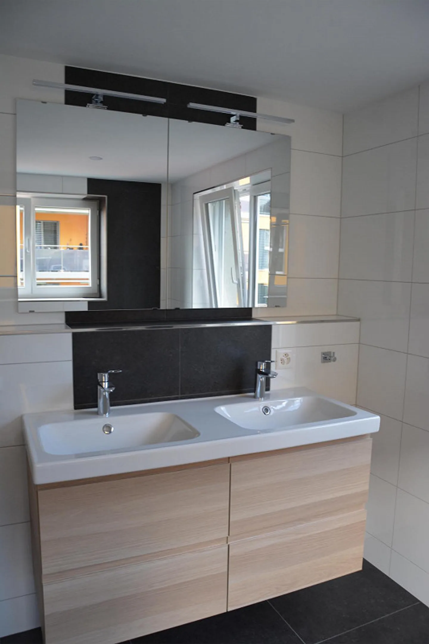 Spaziosa casa moderna di 6 1/2 stanze nella migliore posizione - Foto 10 di 30