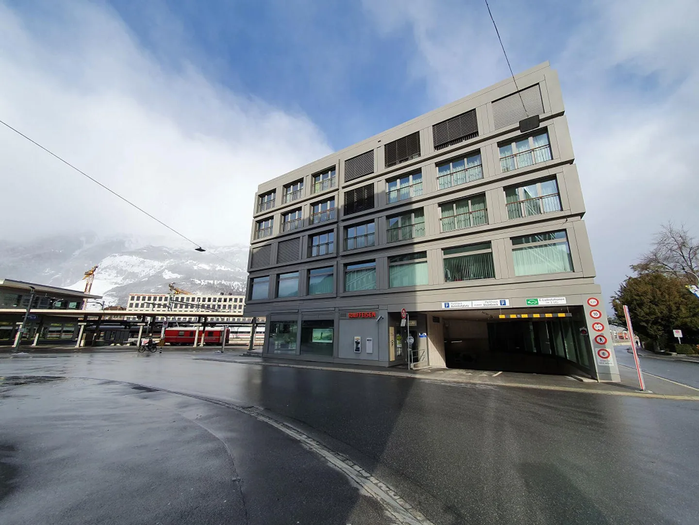 Place de parking souterrain directement à la gare de Chur (Zone F) - Photo 2 sur 4