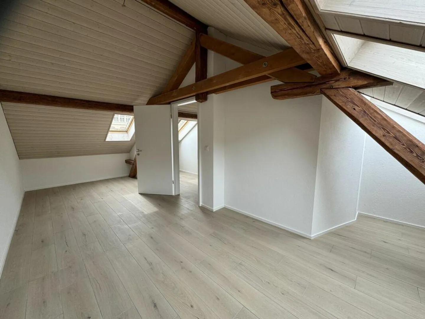 Appartamento mansardato originale di 4 1/2 stanze - Foto 3 di 6