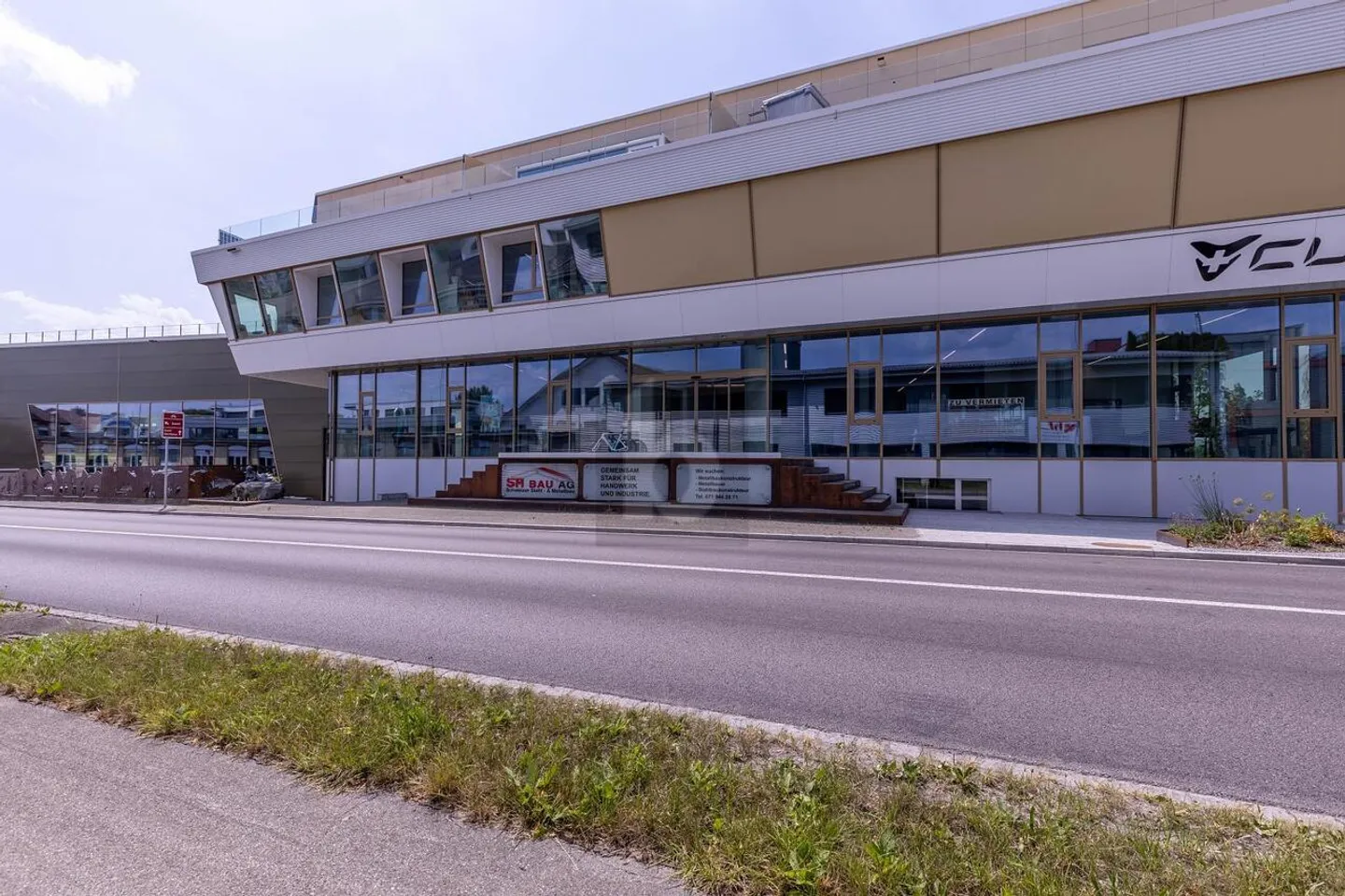 EMPLACEMENT DE CHOIX AVEC SHOWROOM BAIGNÉ DE LUMIÈRE - Photo 5 sur 6