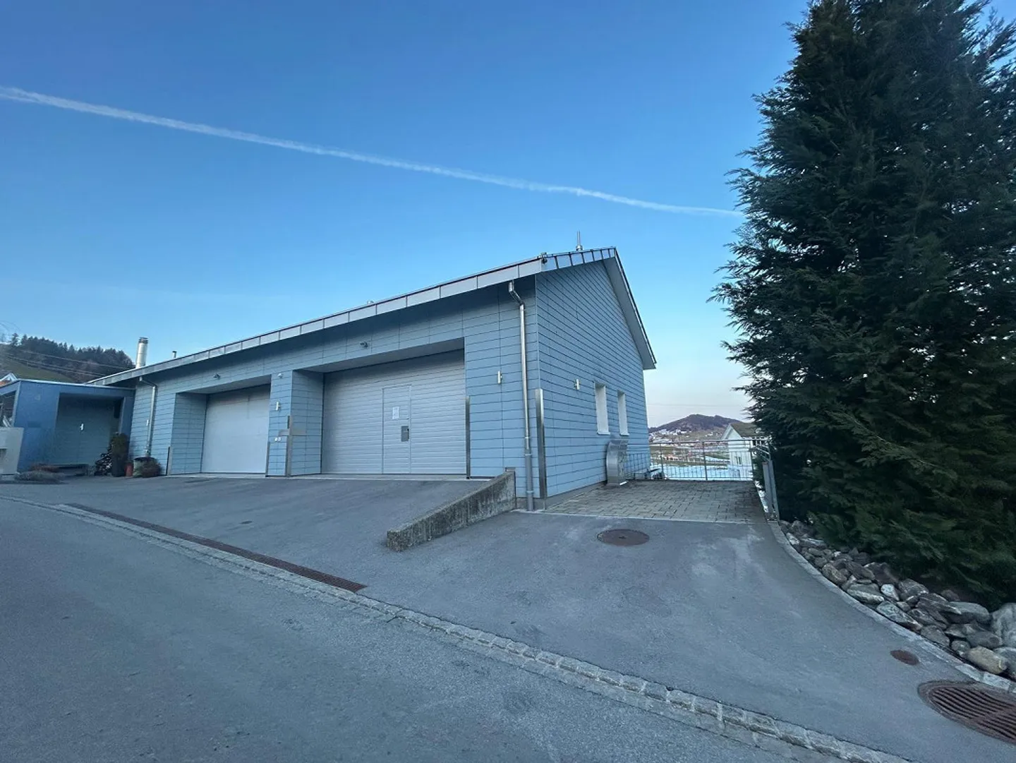 Atelier avec stockage et bureau à louer - Photo 1 sur 13