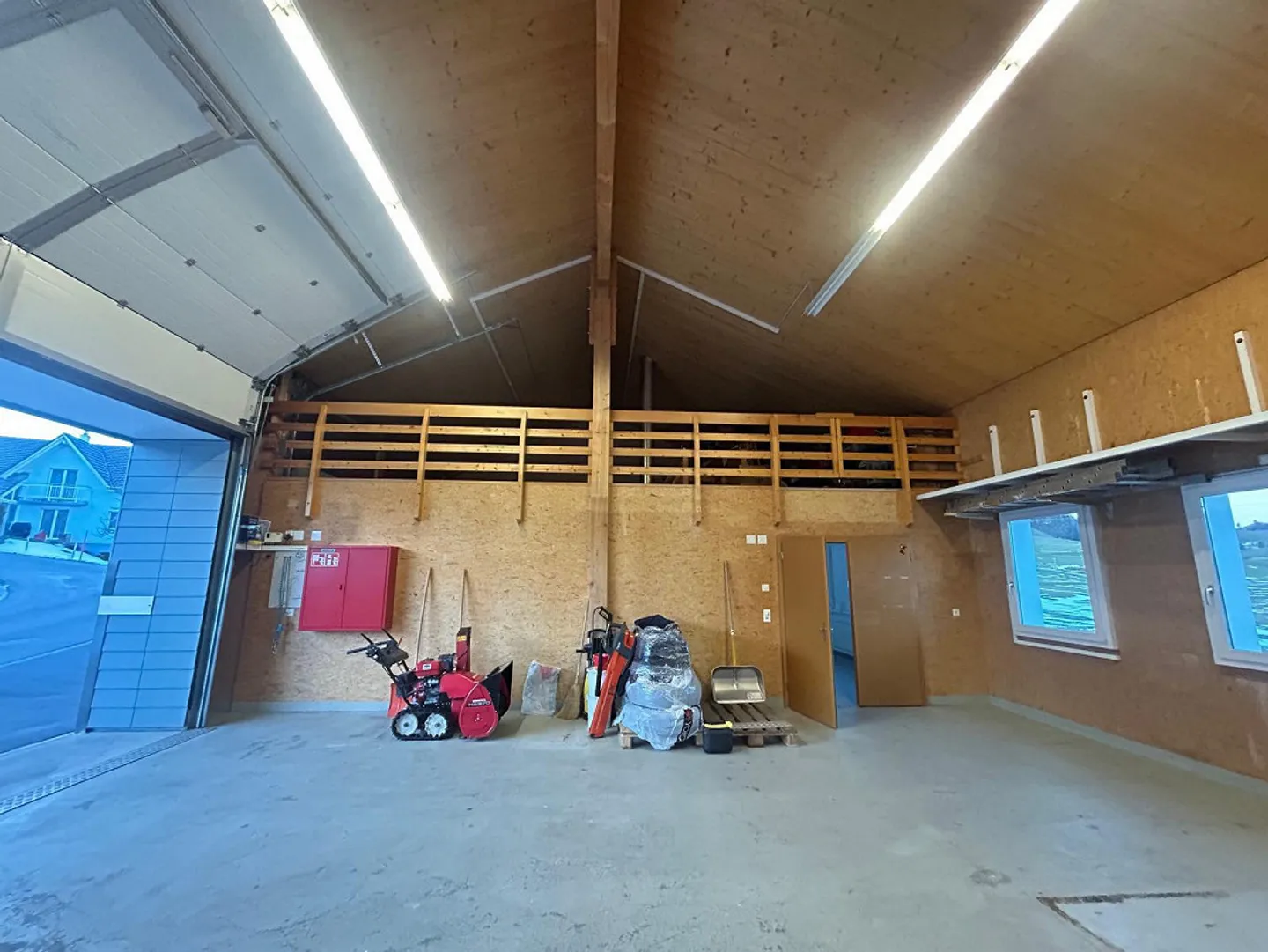 Atelier avec stockage et bureau à louer - Photo 2 sur 13