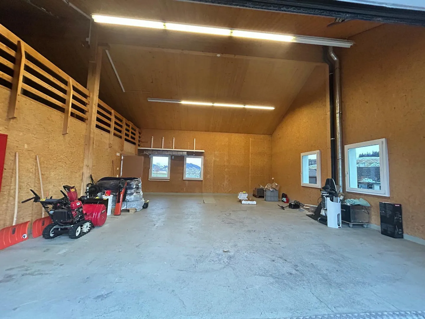 Atelier avec stockage et bureau à louer - Photo 3 sur 13