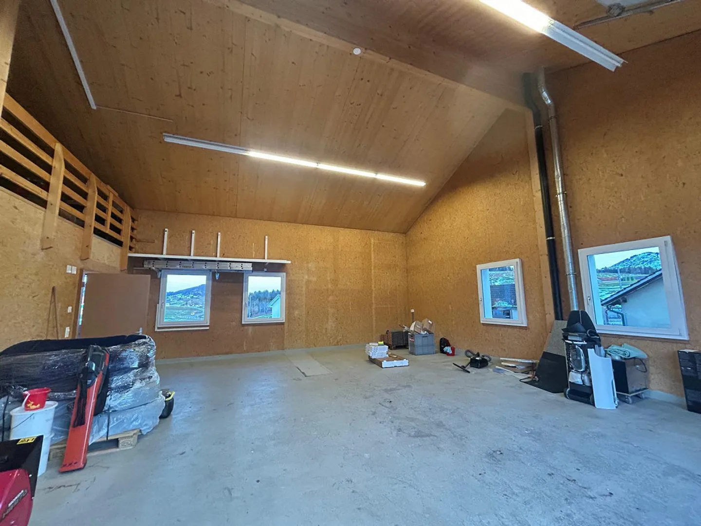 Atelier avec stockage et bureau à louer - Photo 4 sur 13