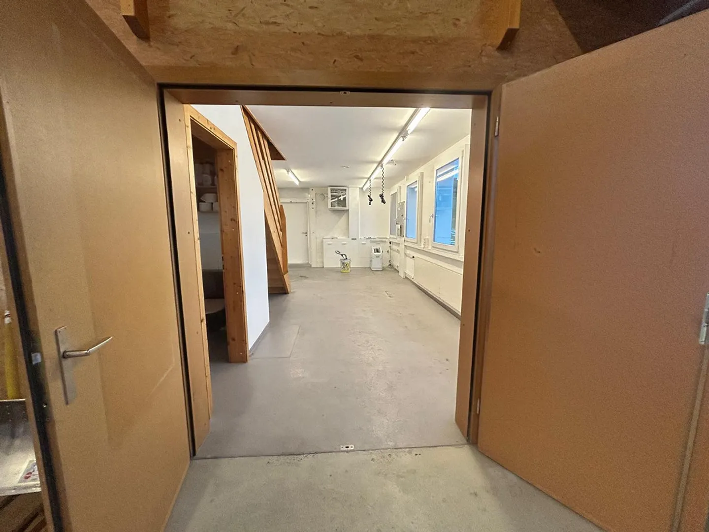 Atelier avec stockage et bureau à louer - Photo 5 sur 13