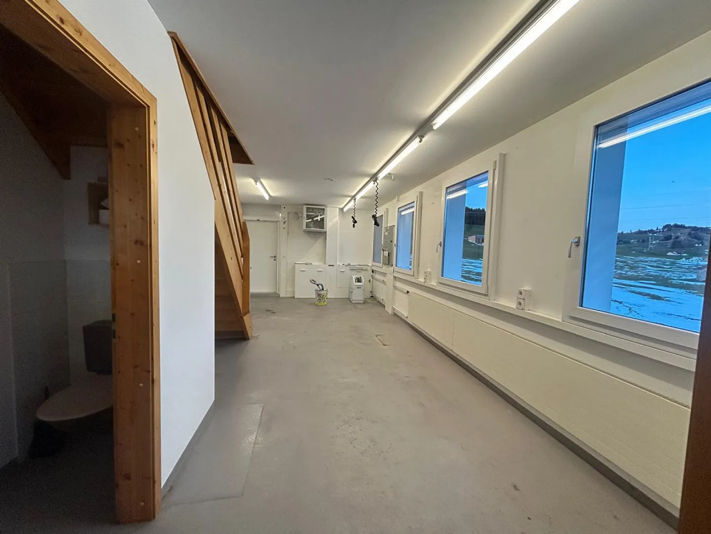 Atelier avec stockage et bureau à louer - Photo 6 sur 13