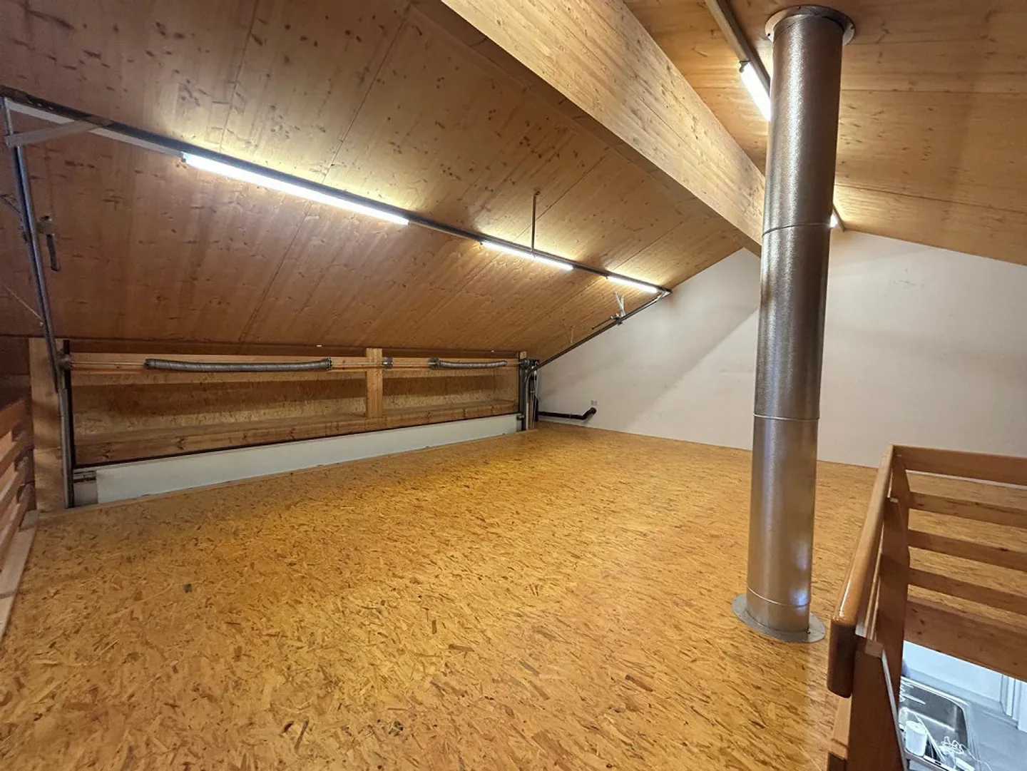 Atelier avec stockage et bureau à louer - Photo 7 sur 13