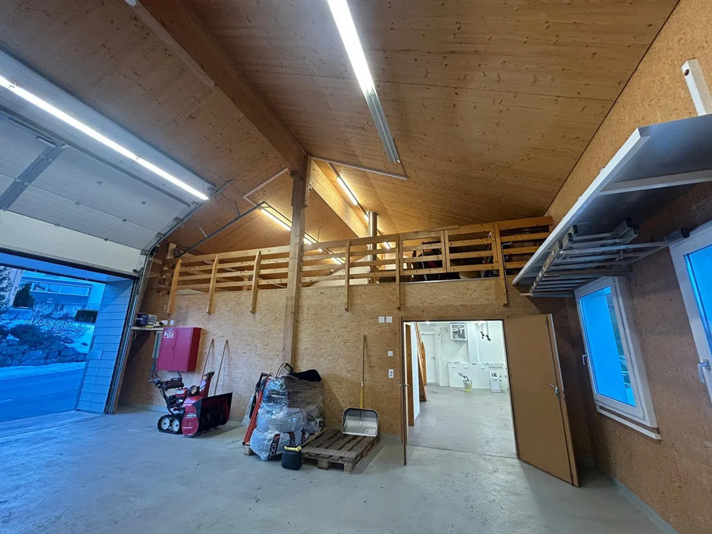 Atelier avec stockage et bureau à louer - Photo 8 sur 13