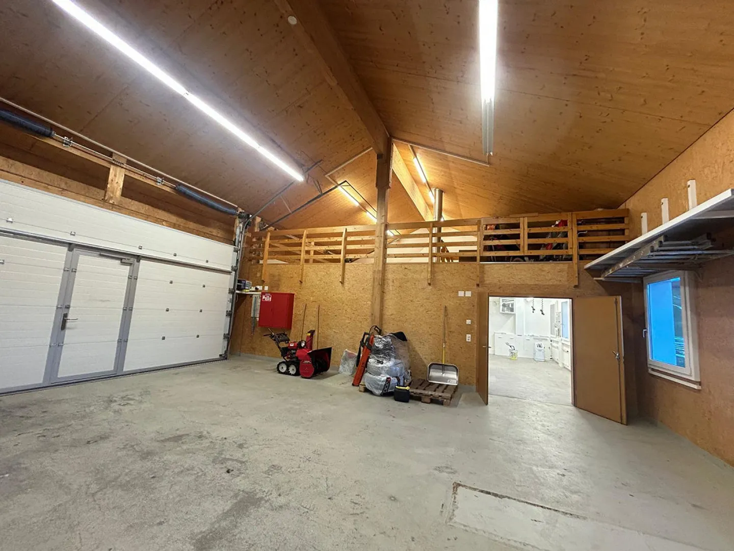 Atelier avec stockage et bureau à louer - Photo 9 sur 13