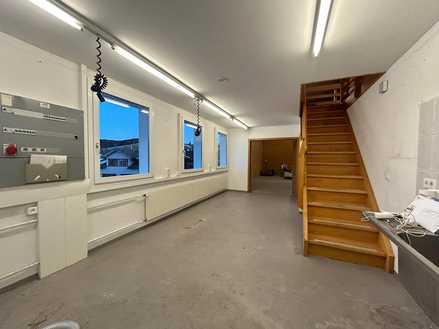 Atelier avec stockage et bureau à louer - Photo 10 sur 13