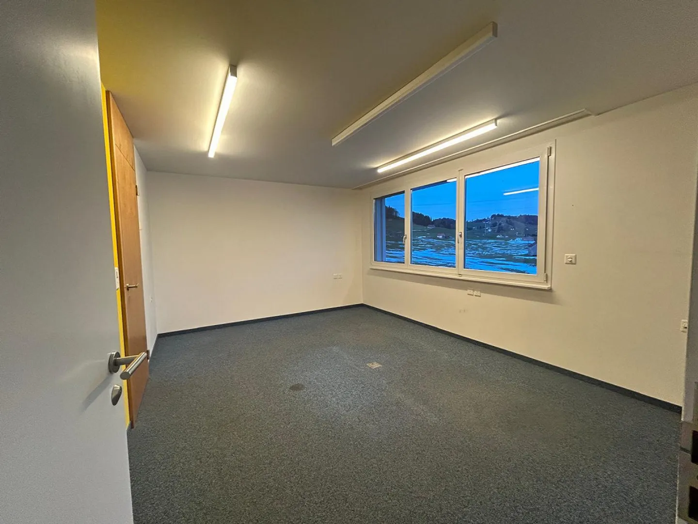 Atelier avec stockage et bureau à louer - Photo 11 sur 13