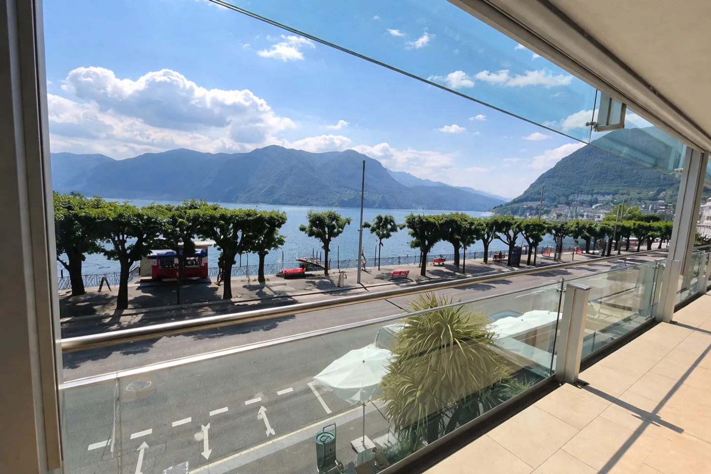 Bureaux Représentatifs avec Vue sur le Lac et Place de Parking au Cœur de Lugano - Photo 1 sur 8
