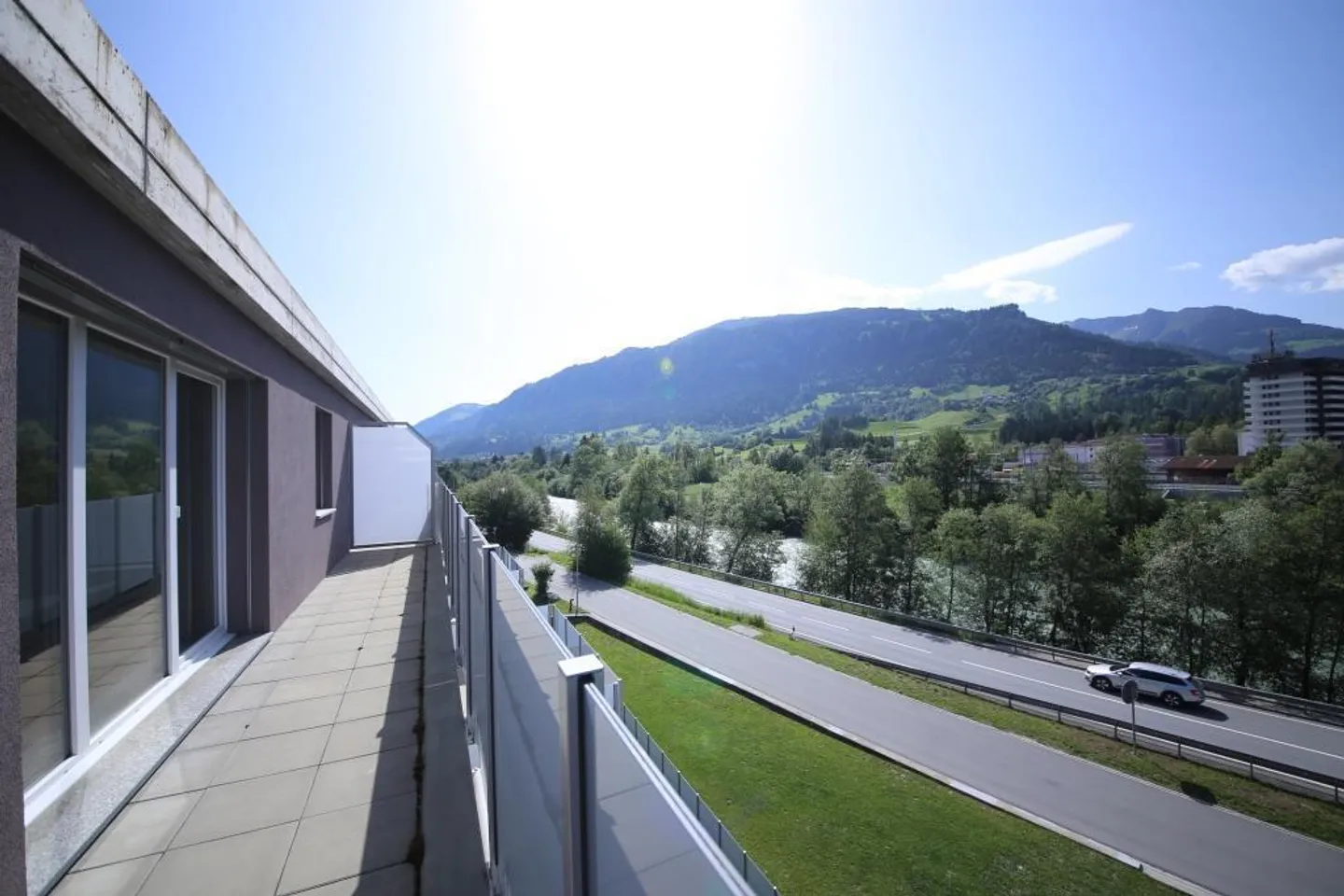 Appartement en attique avec terrasse spacieuse - Photo 2 sur 12