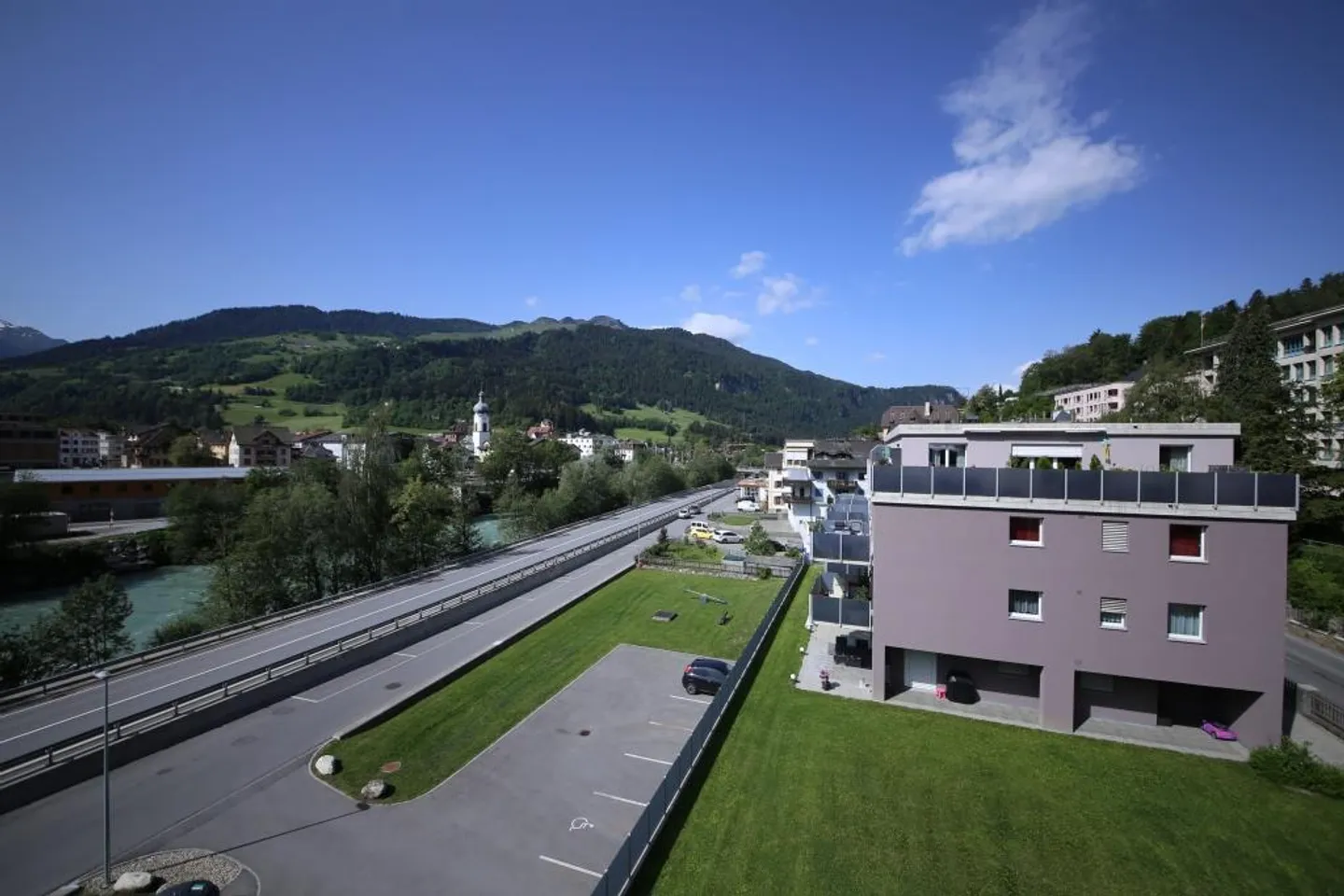 Appartement en attique avec terrasse spacieuse - Photo 3 sur 12