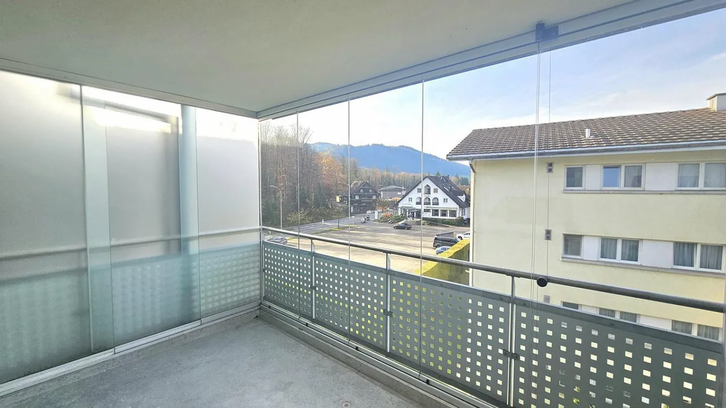 Newly renovated penthouse apartment - Photo 4 of 13