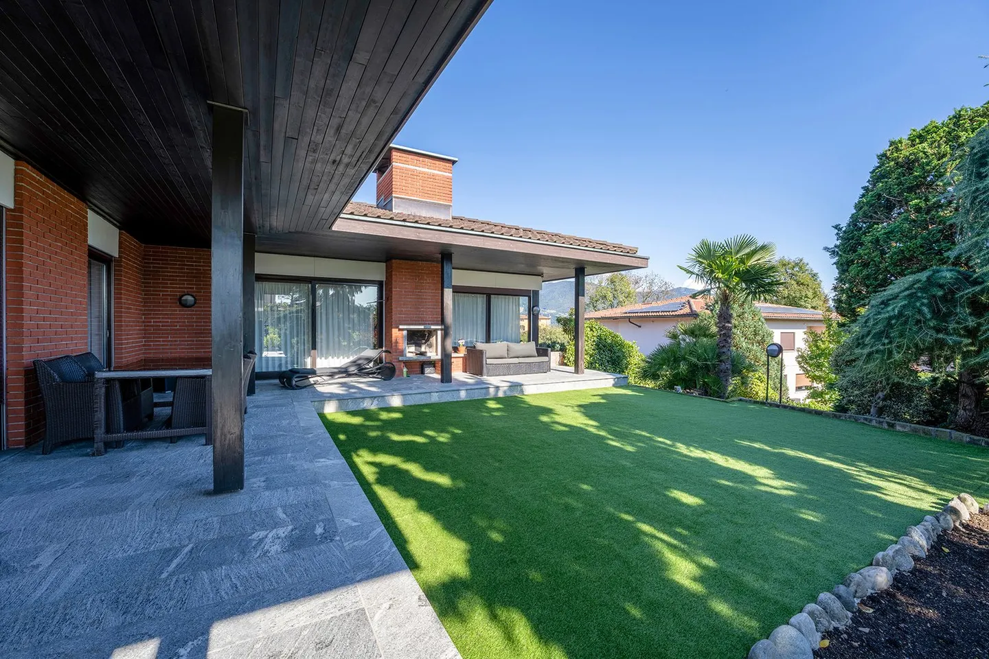 Einzelvilla mit Garten und Entspannungsbereich - Foto 2 von 21