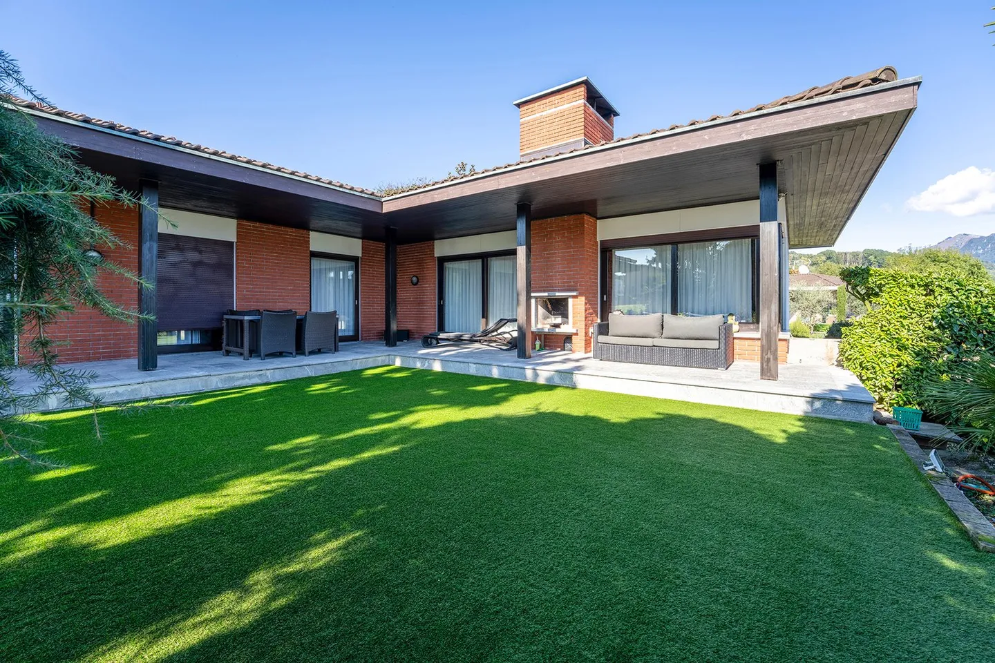 Einzelvilla mit Garten und Entspannungsbereich - Foto 1 von 21