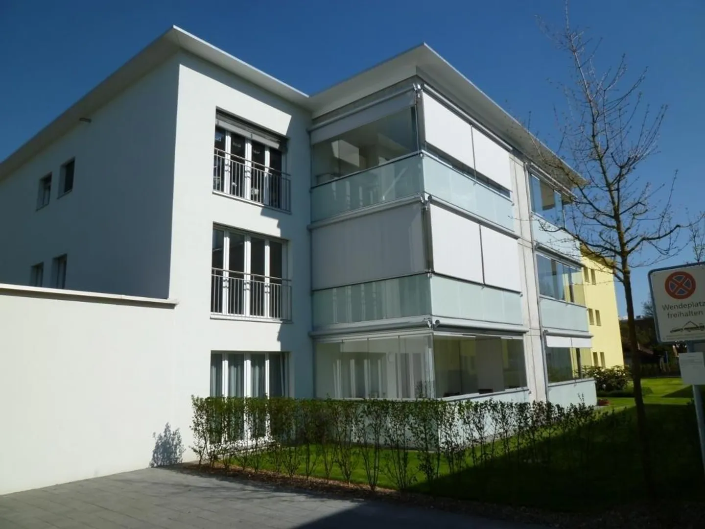 APPARTEMENT ÉLÉGANT ET BAIGNÉ DE LUMIÈRE DE 3,5 PIÈCES AVEC GRAND BALCON - Photo 4 sur 11