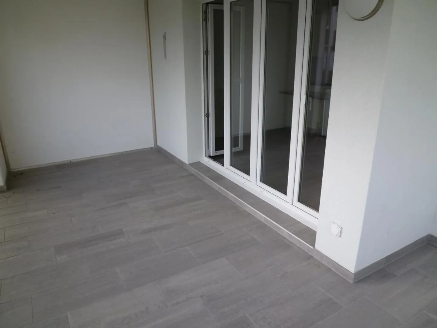 APPARTEMENT ÉLÉGANT ET BAIGNÉ DE LUMIÈRE DE 3,5 PIÈCES AVEC GRAND BALCON - Photo 6 sur 11