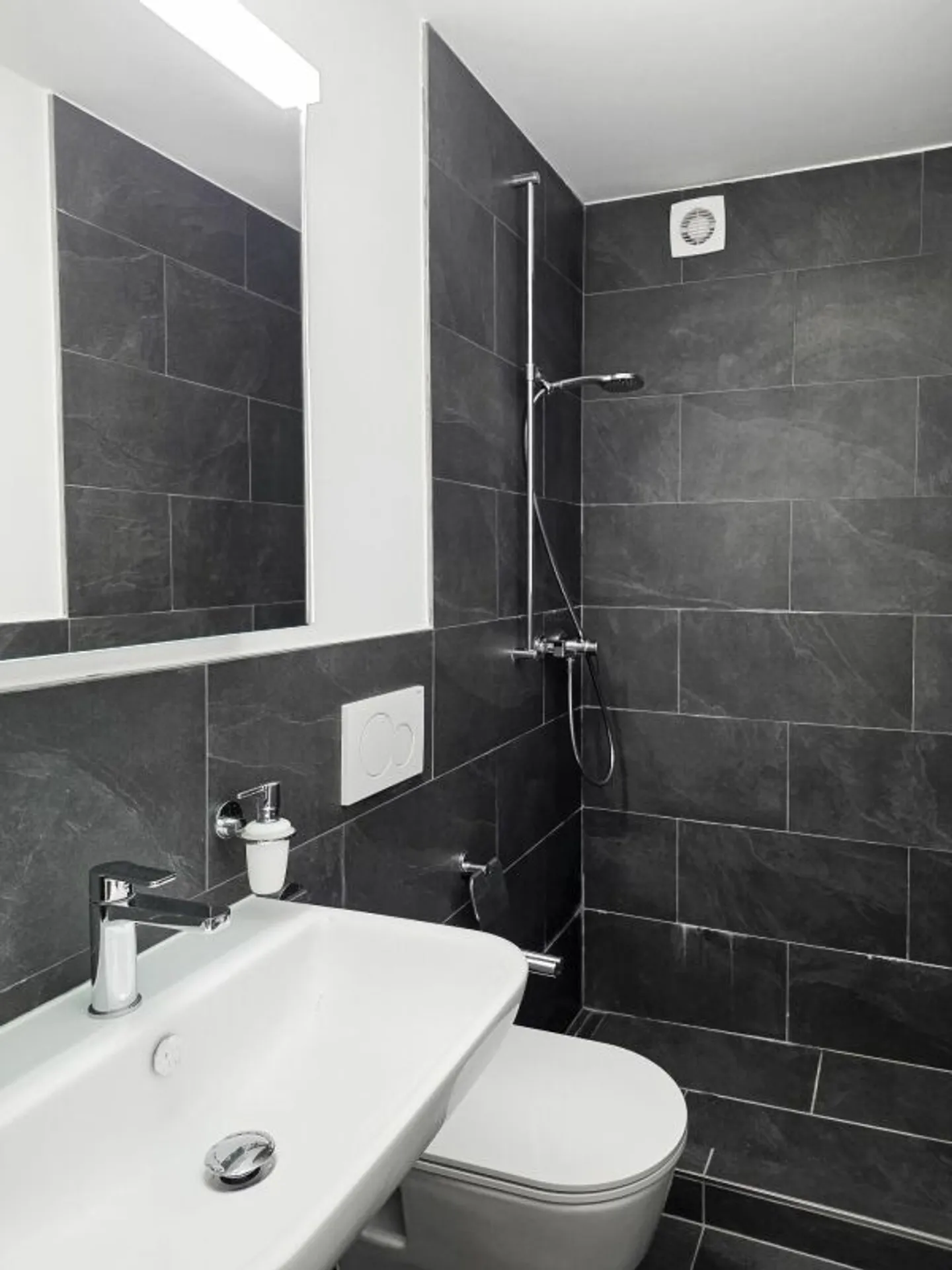 GLÄRNISCHBLICK | appartement rénové de 1,5 pièce dans un emplacement central à Mollis GL - Photo 5 sur 7