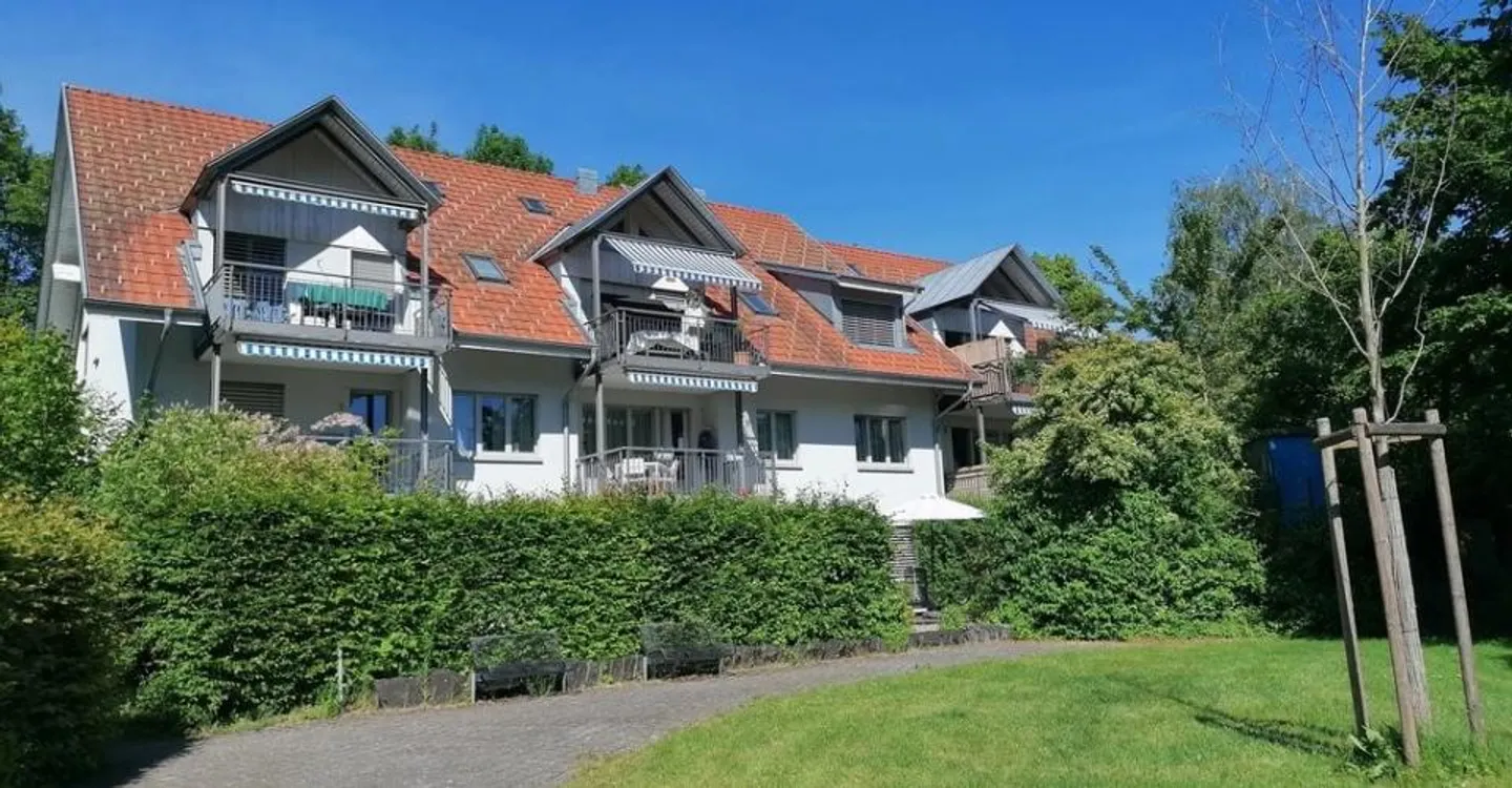 Charmante Dachwohnung mit grossem Balkon und Galerie! - Foto 1 von 9