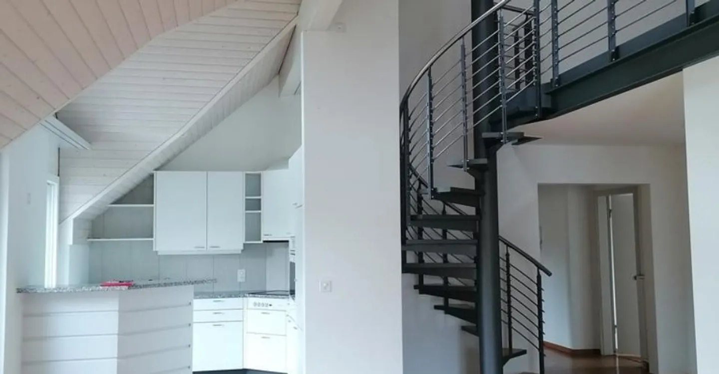Charmante Dachwohnung mit grossem Balkon und Galerie! - Foto 2 von 9