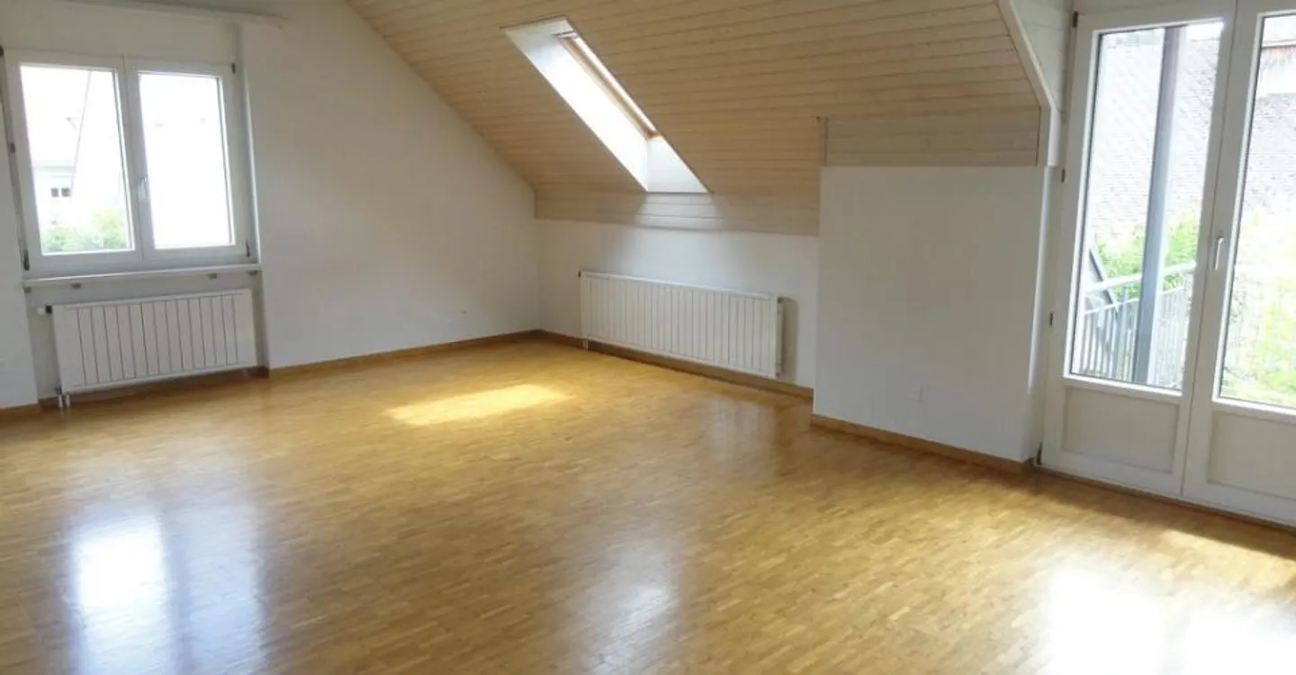 Charmante Dachwohnung mit grossem Balkon und Galerie! - Foto 6 von 9