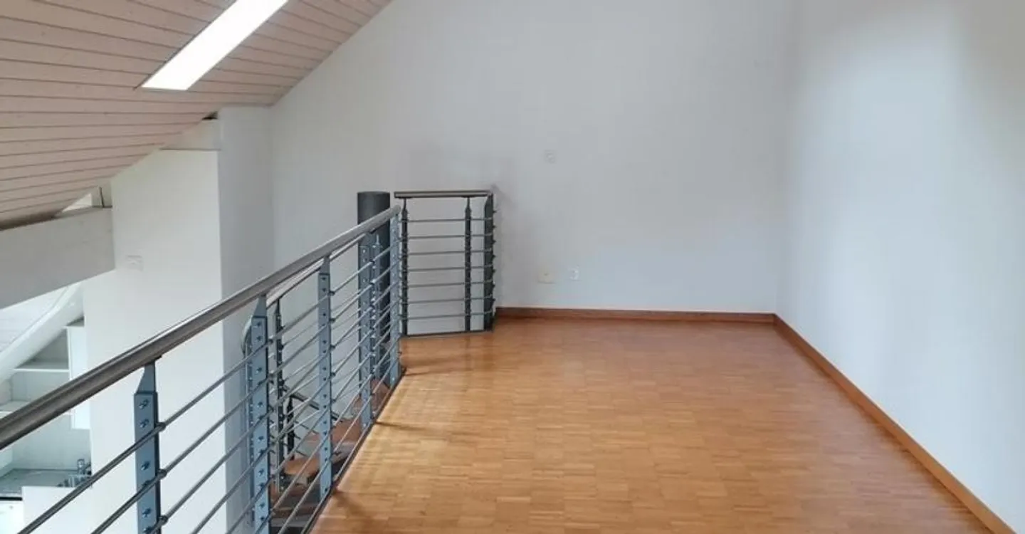 Charmante Dachwohnung mit grossem Balkon und Galerie! - Foto 7 von 9