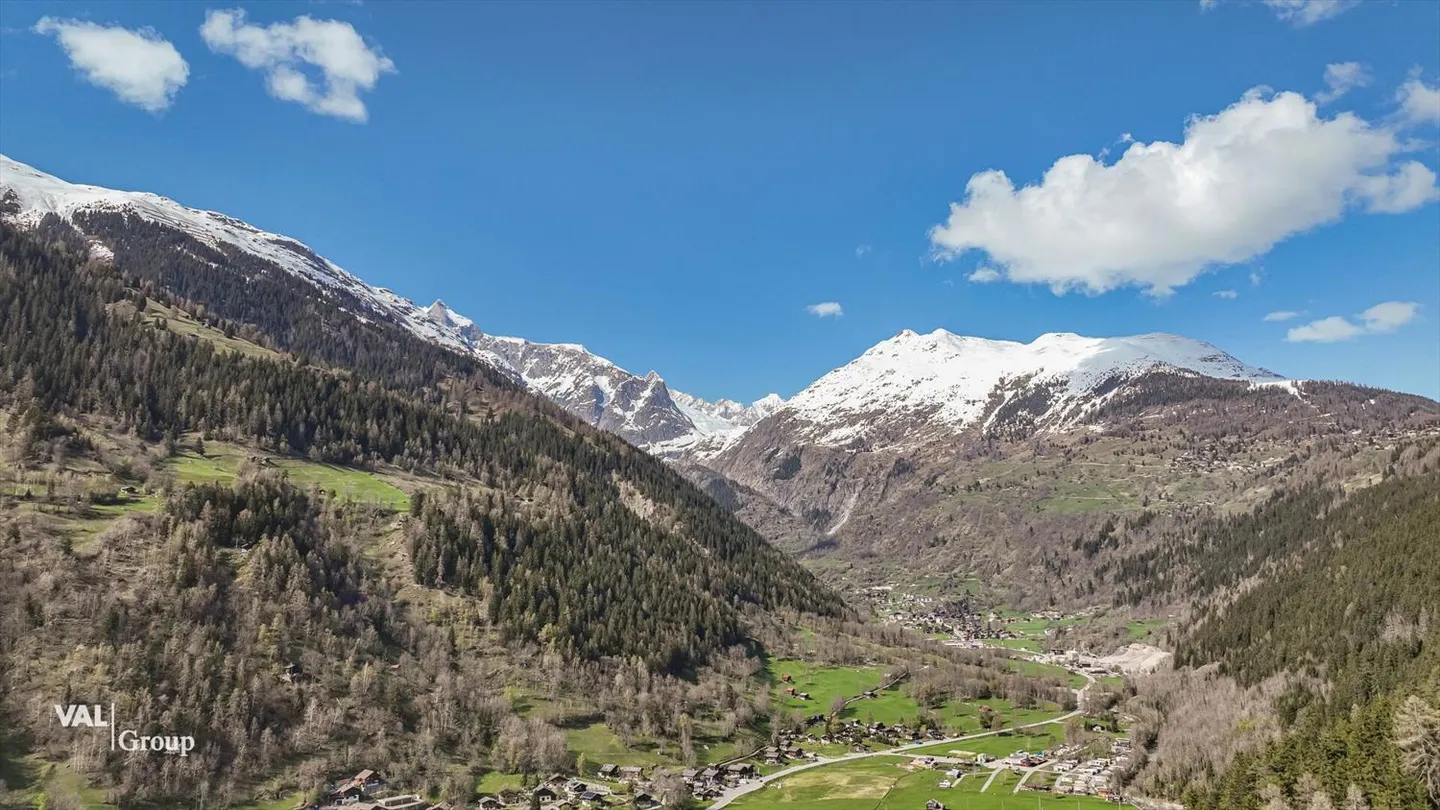 Terrain à bâtir dans un emplacement privilégié avec des possibilités d'utilisation attrayantes - Photo 2 sur 6